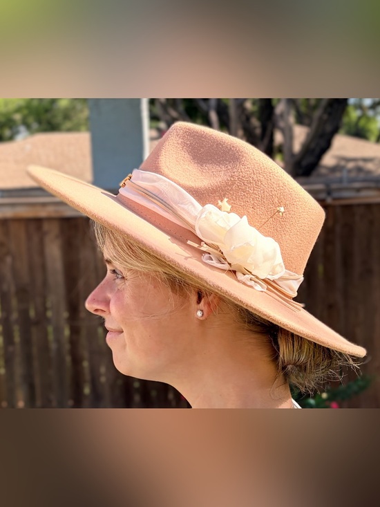 Flea Style Tan Women\'s Hat with White Accent TX pin